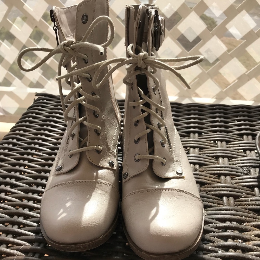 Ivory/beige ankle boots by Guess